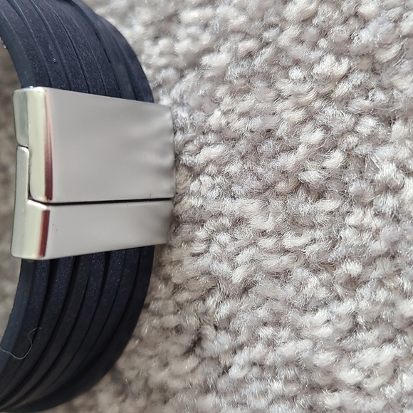 TRÏBE Matte Silver color circle Faux Blue color Leather Bracelet NWT - Picture 4 of 4